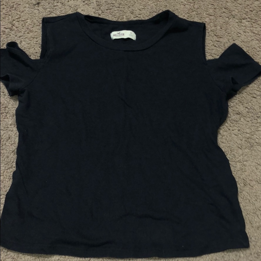 Shoulder showing black tee